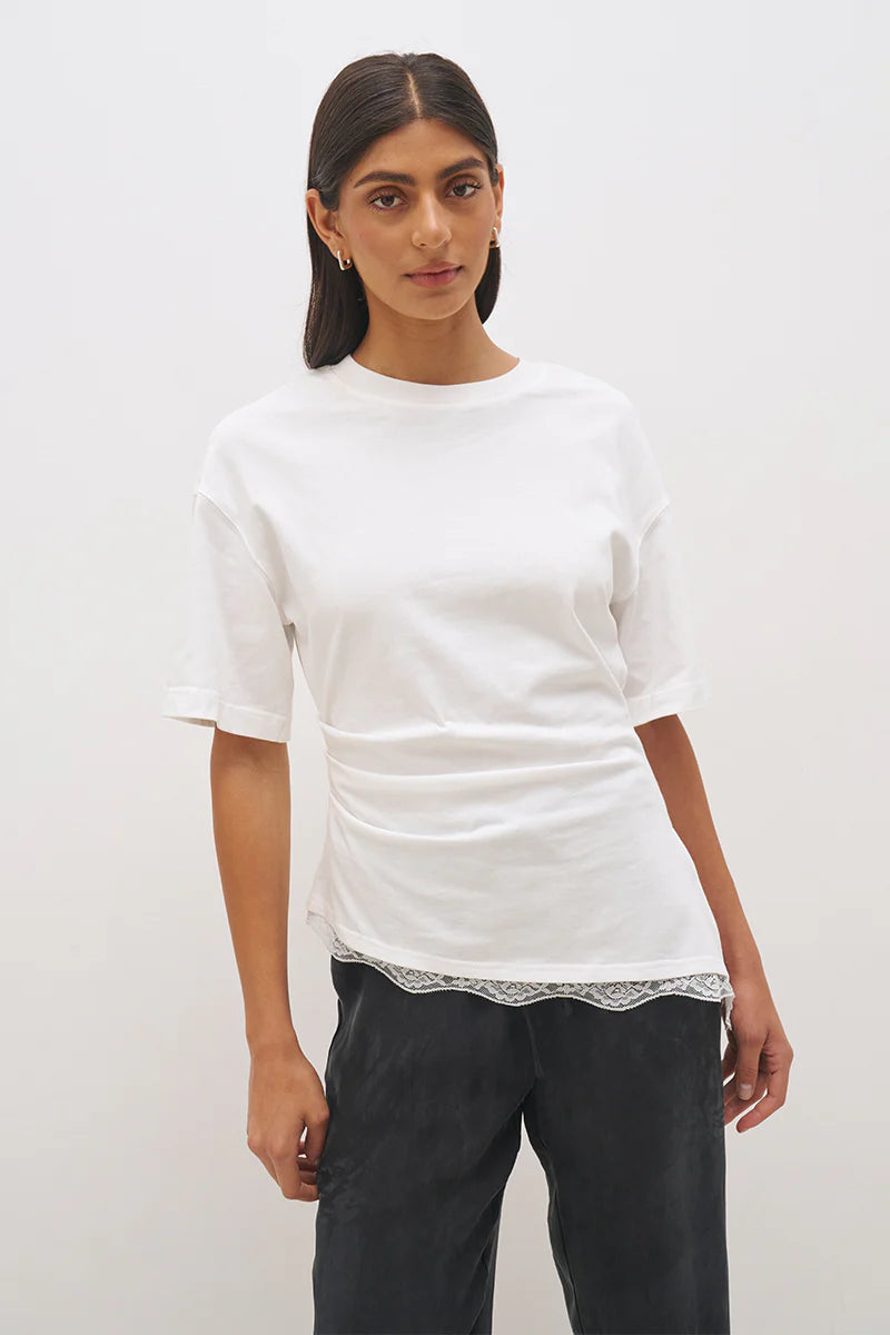 Mon Renn Liora T-Shirt in Off White — upper body shot showing crew neck, dropped shoulder seam, cinched waist seaming and delicate lace hem trim in off-white cotton