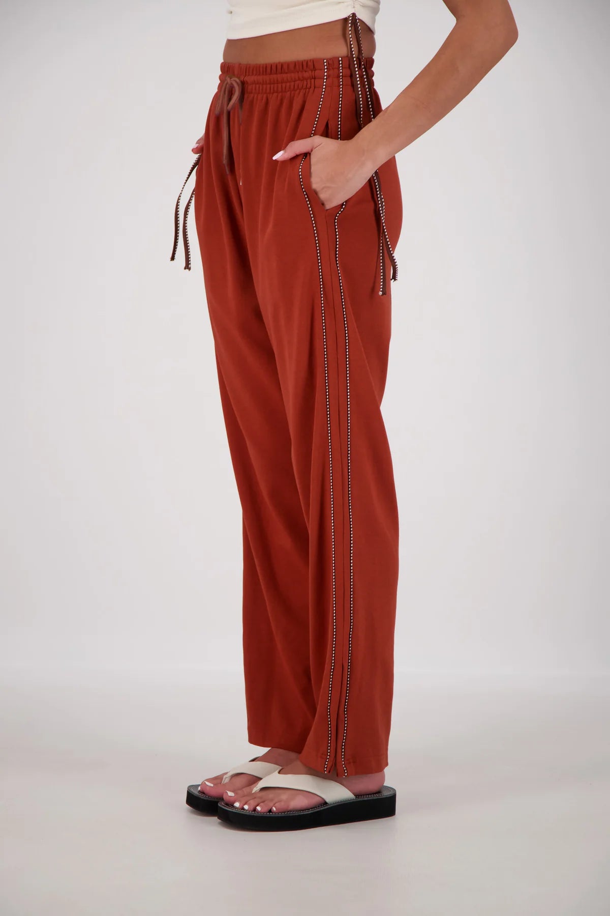 Jasmine Alexa | Manarola Trackpant Tobacco