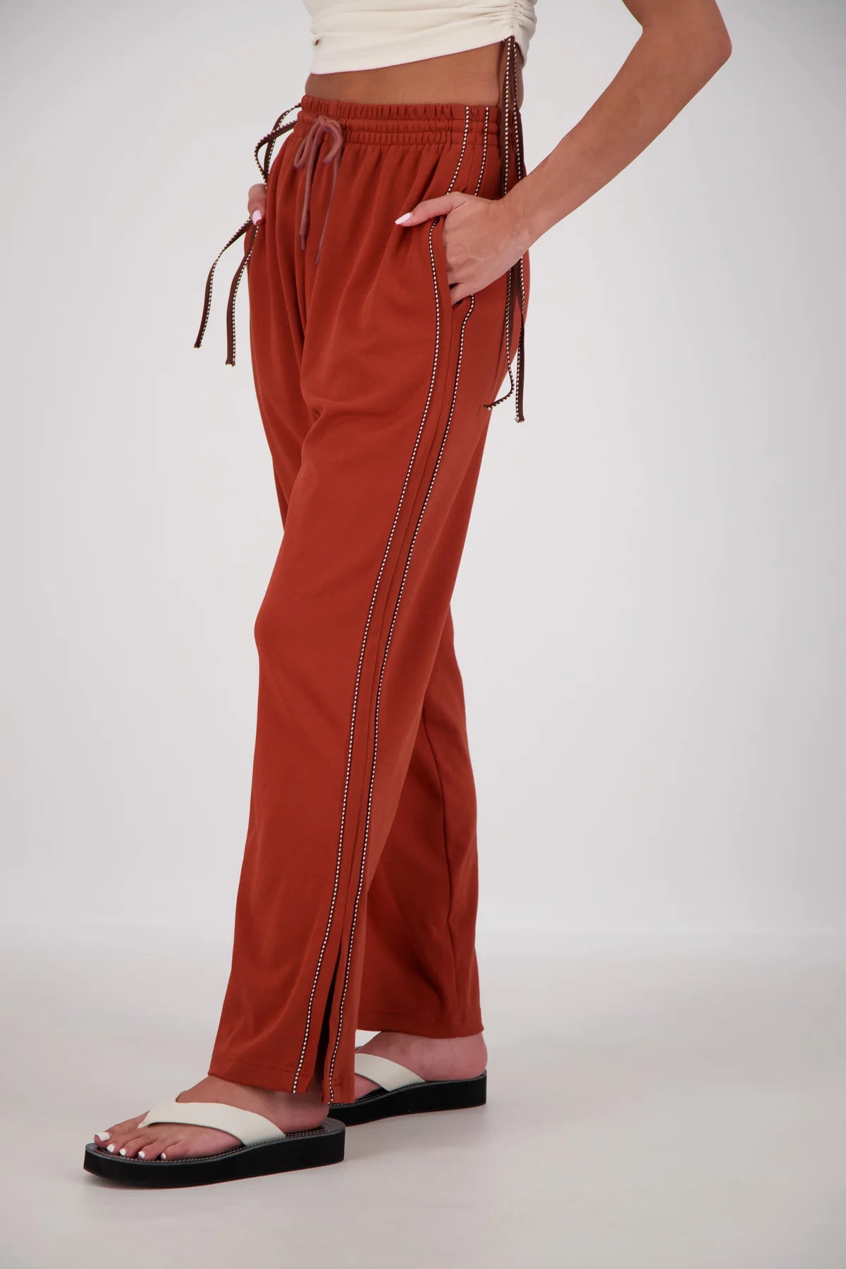 Jasmine Alexa | Manarola Trackpant Tobacco