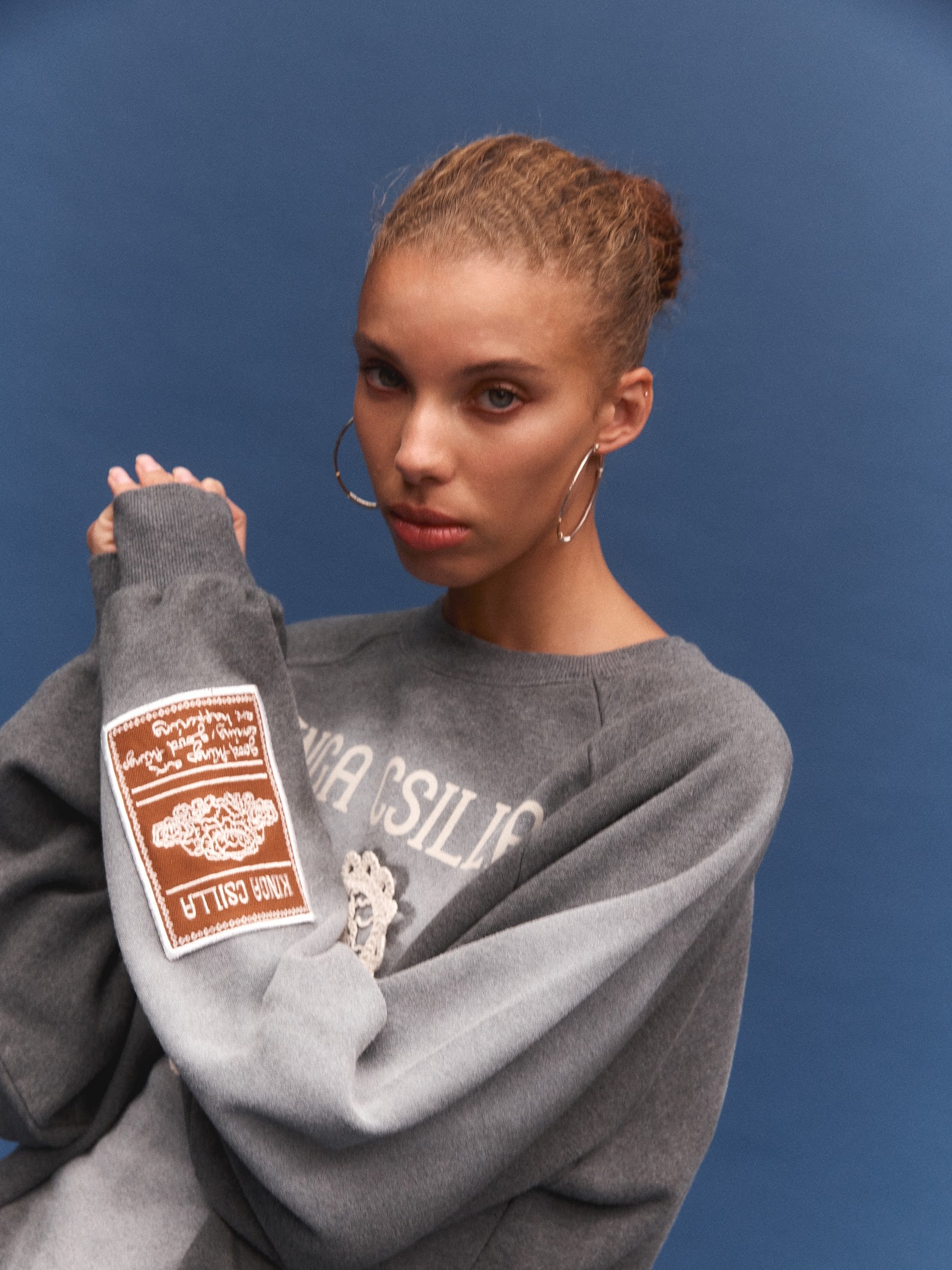 Kinga Csilla Day Hearts Med Jumper in grey marle — dropped-shoulder silhouette, close-up of crochet heart detail